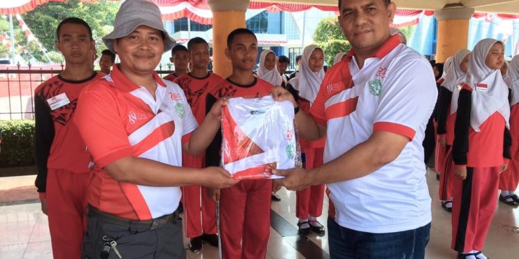 Alumni Paskibraka Berikan Bantuan Kaos Kepada Anggota Paskibraka Kabupaten Pandeglang Tahun 2022