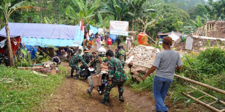Bantuan Jenderal Dudung Sampai ke Tenda-Tenda Pengungsi Korban Gempa Bumi di Cianjur
